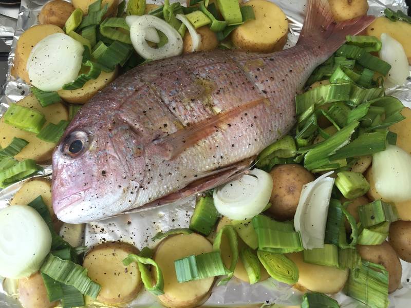 Dorade auf Kartoffel-Lauch-Bett aus dem Backofen