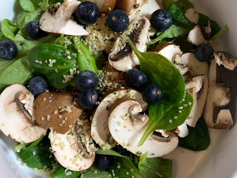 Knackiger Feldsalat mit Heidelbeeren und Hanfsamen