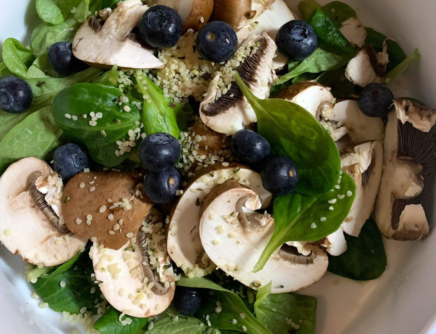 Knackiger Feldsalat mit Heidelbeeren und Hanfsamen Bild
