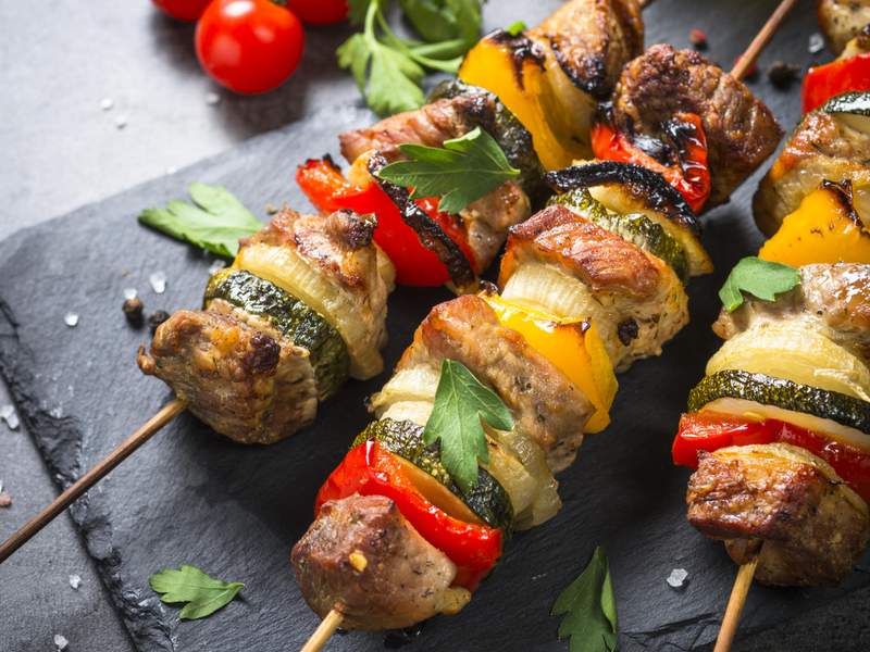 Paprika-Lamm-Spieße mit Konjaknudeln