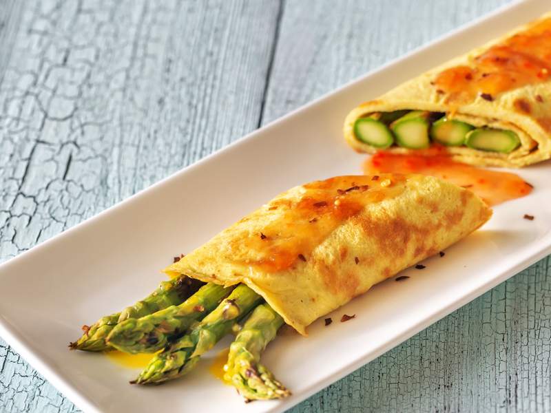 Crepes mit grünem oder weißem Spargel