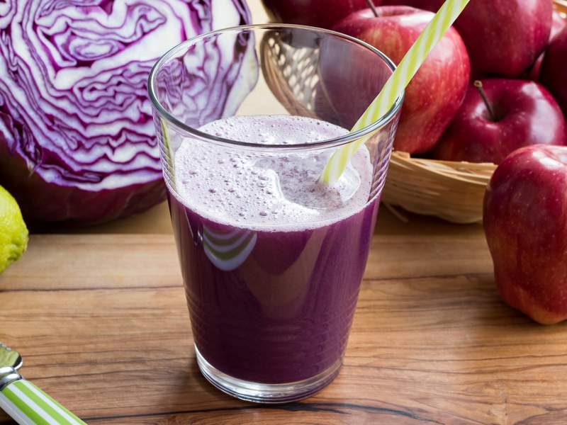 Frischer Rotkohlsaft mit Apfel
