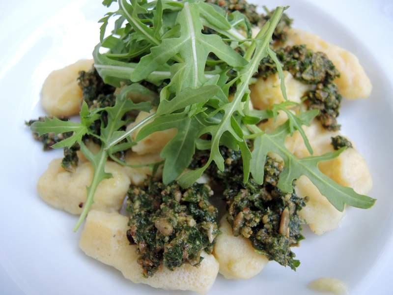 Glutenfreie Süßkartoffel Gnocchi mit Rucola-Pesto