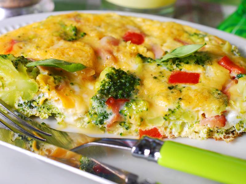 Fritatta Rezept mit Brokkoli, Hüttenkäse und Paprika