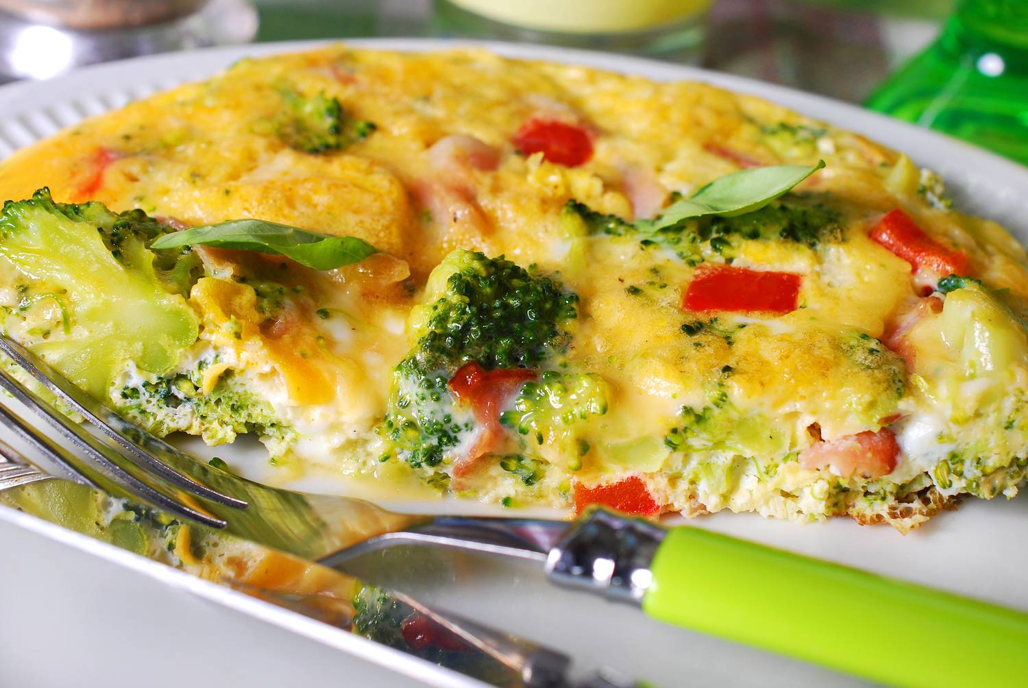 Fritatta Rezept mit Brokkoli, Hüttenkäse und Paprika Bild