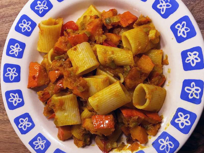 Würzige Pasta mit Porree, Butternut-Kürbis und Kirschtomaten
