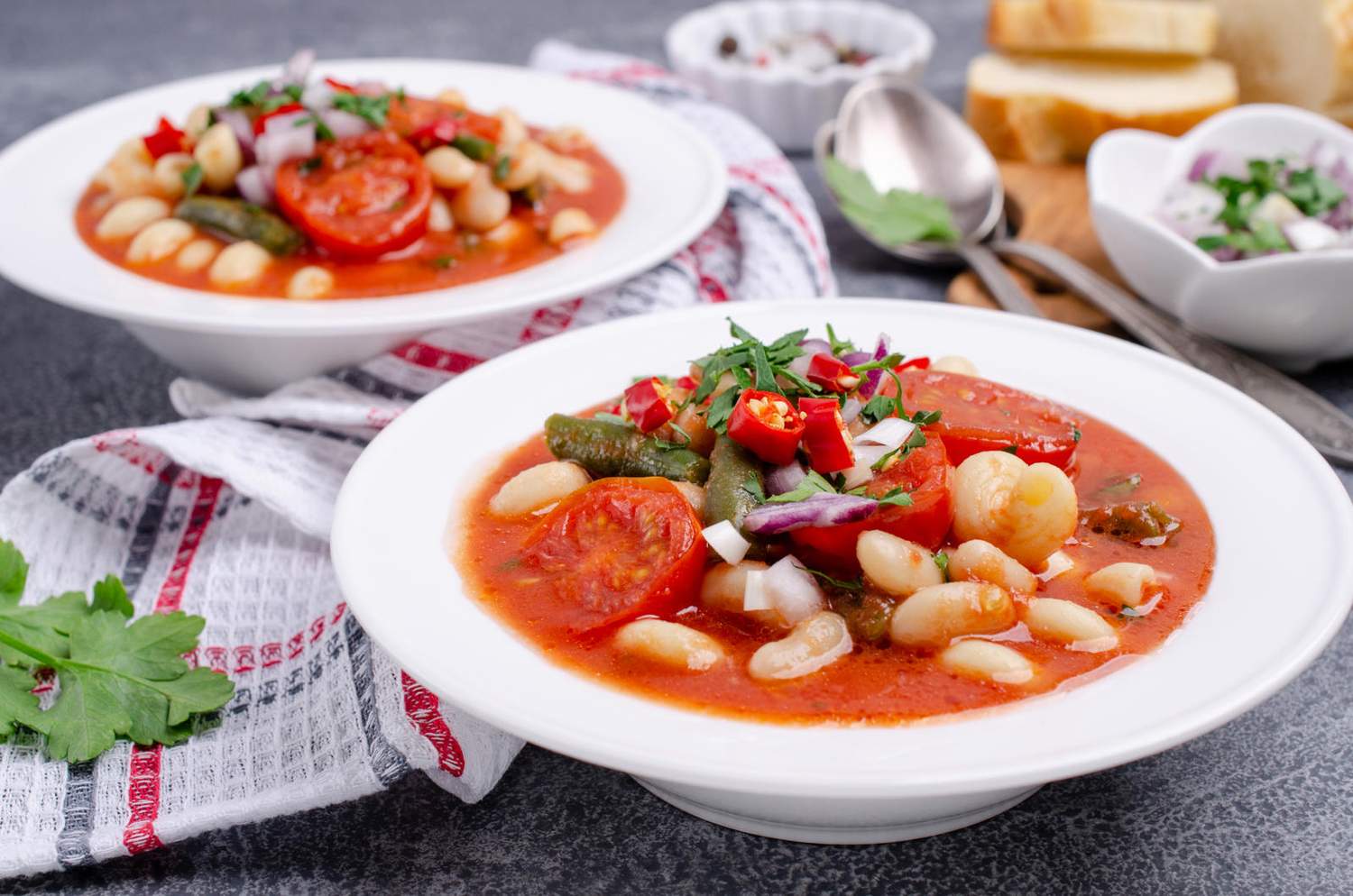 Dicke Gemüsesuppe mit Bohnen Bild