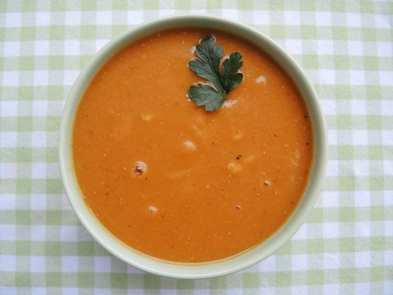 Rote Linsen-Suppe mit Möhren und Paprika