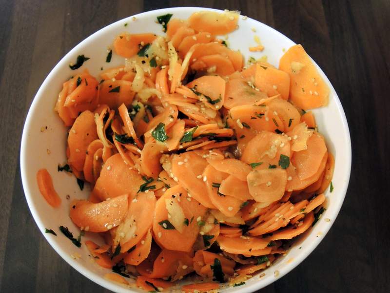 Möhren-Salat mit Apfel & Sesam