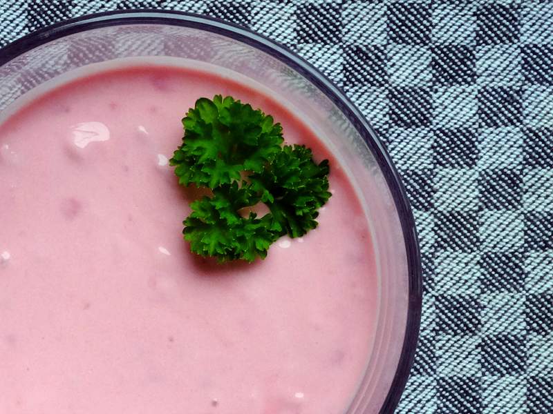 Laktosefreier Himbeer-Sojajoghurt mit Minze
