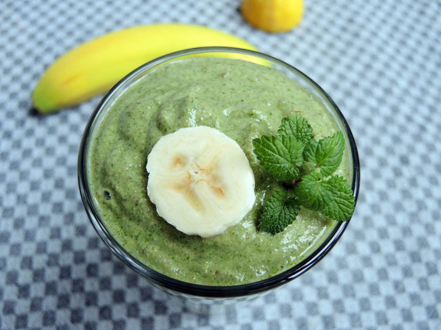 Grüner Smoothie mit Feldsalat und Banane Bild