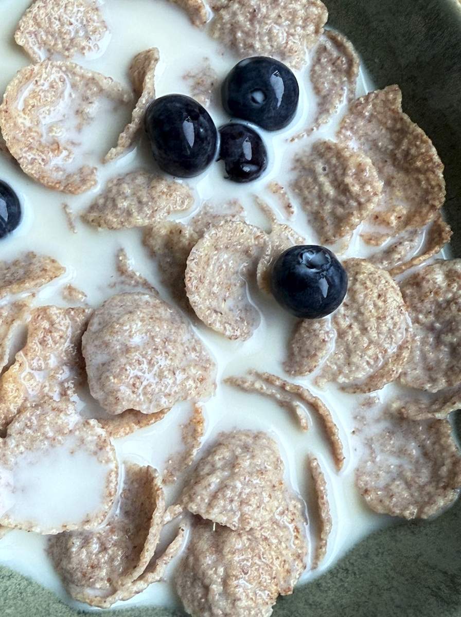 Blaubeer-Dinkelflakes Frühstück Bild