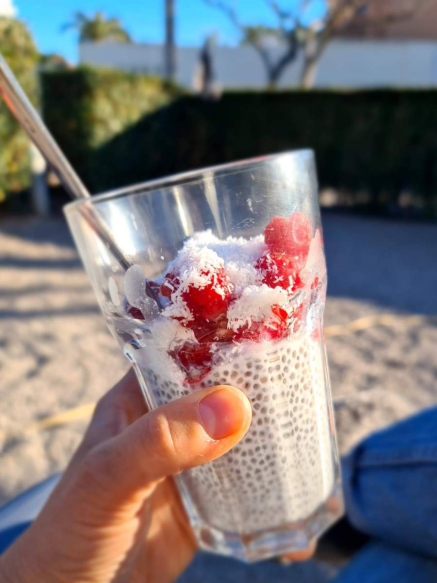 Chia-Pudding mit Himbeeren und Kokosflocken Bild