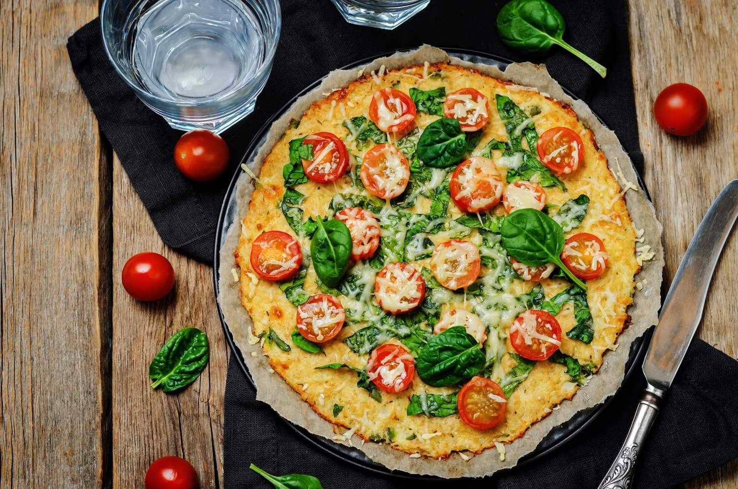 Lowcarb-Blumenkohl-Pizza mit Tomaten und Spinat  Bild