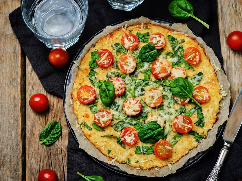 Lowcarb-Blumenkohl-Pizza mit Tomaten und Spinat 