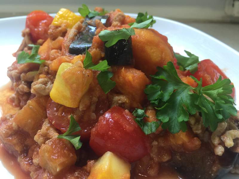 Gemüsepfanne mit Hackfleisch und Süßkartoffeln