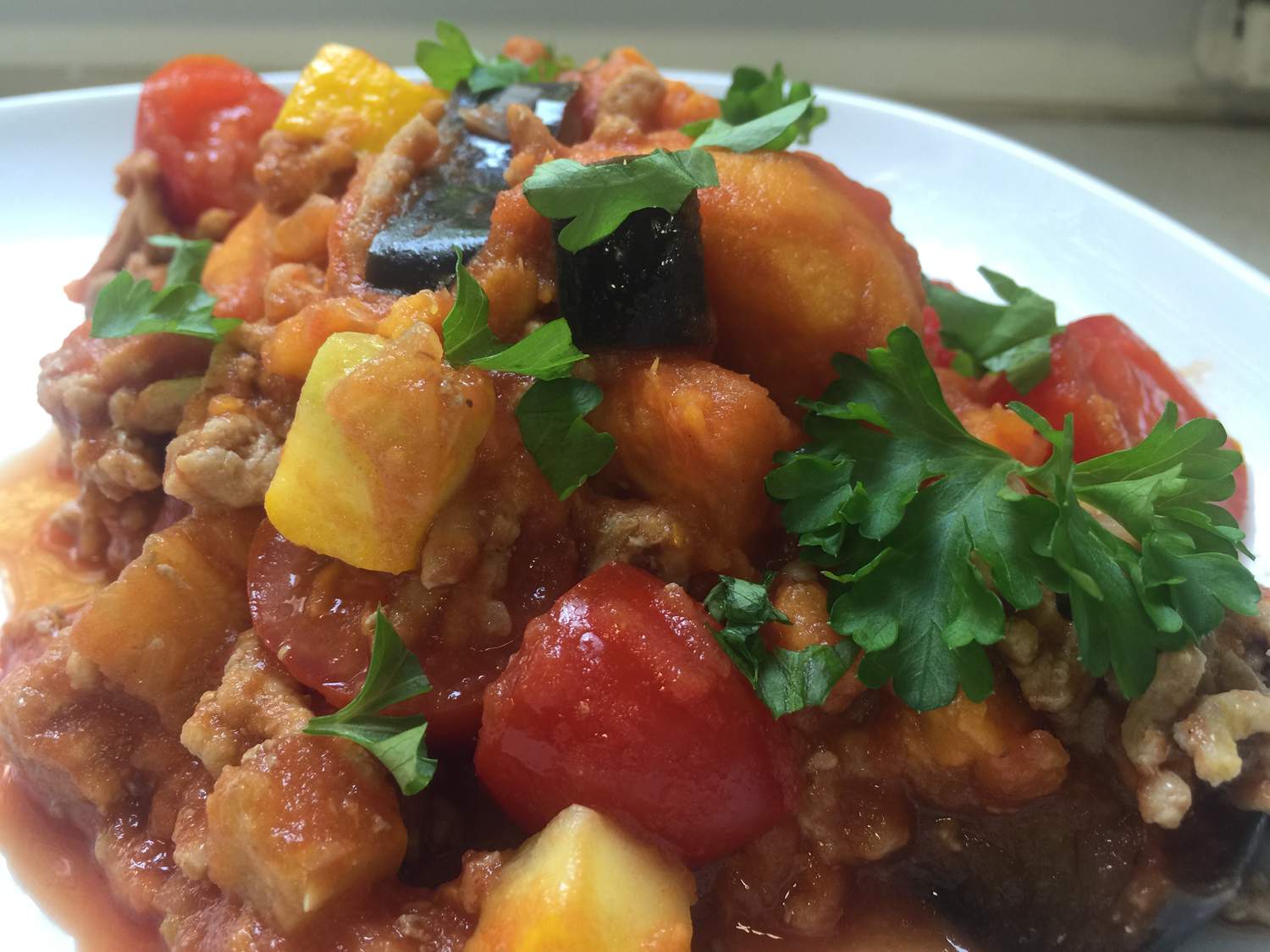 Gemüsepfanne mit Hackfleisch und Süßkartoffeln Bild