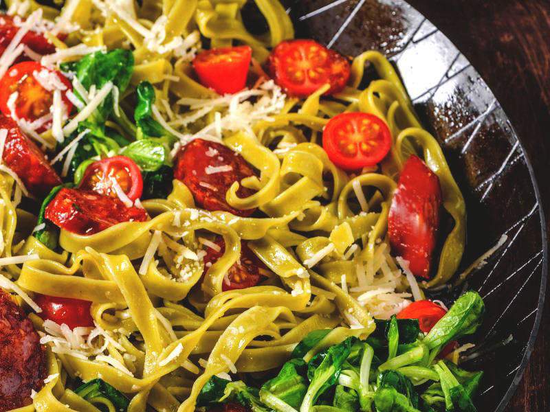 Edamame Spaghetti Pfanne mit Feldsalat