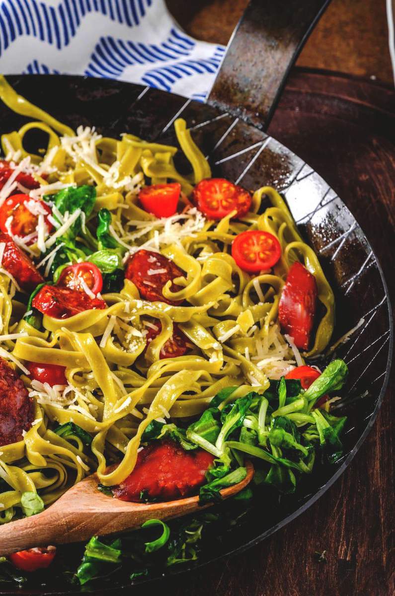 Edamame Spaghetti Pfanne mit Feldsalat Bild