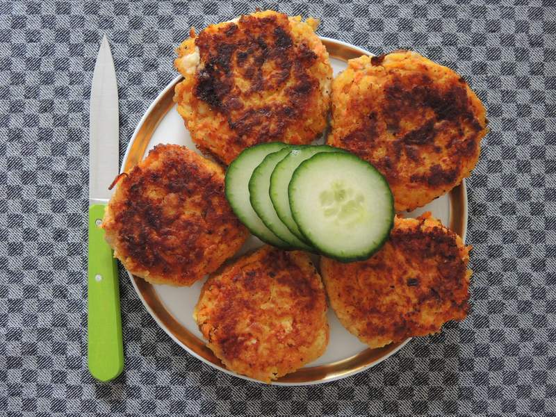Möhren-Hirse-Bratlinge mit Sauerkraut