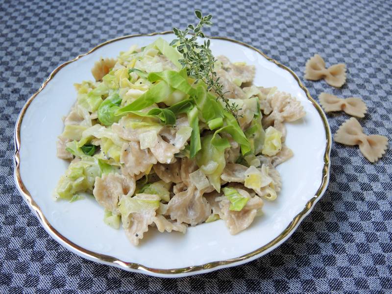 Farfalle-Nudelpfanne mit Spitzkohl