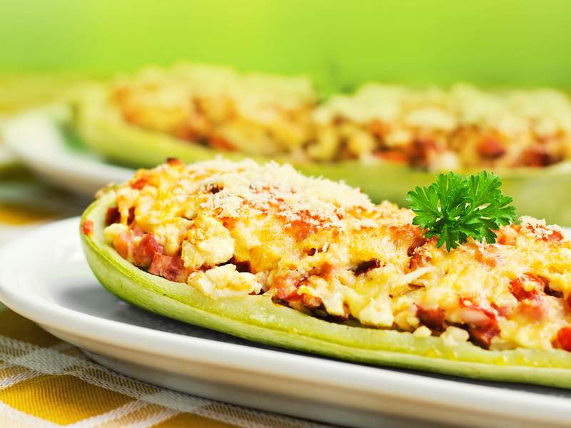 Gefüllte Bio-Zucchini mit Hirse