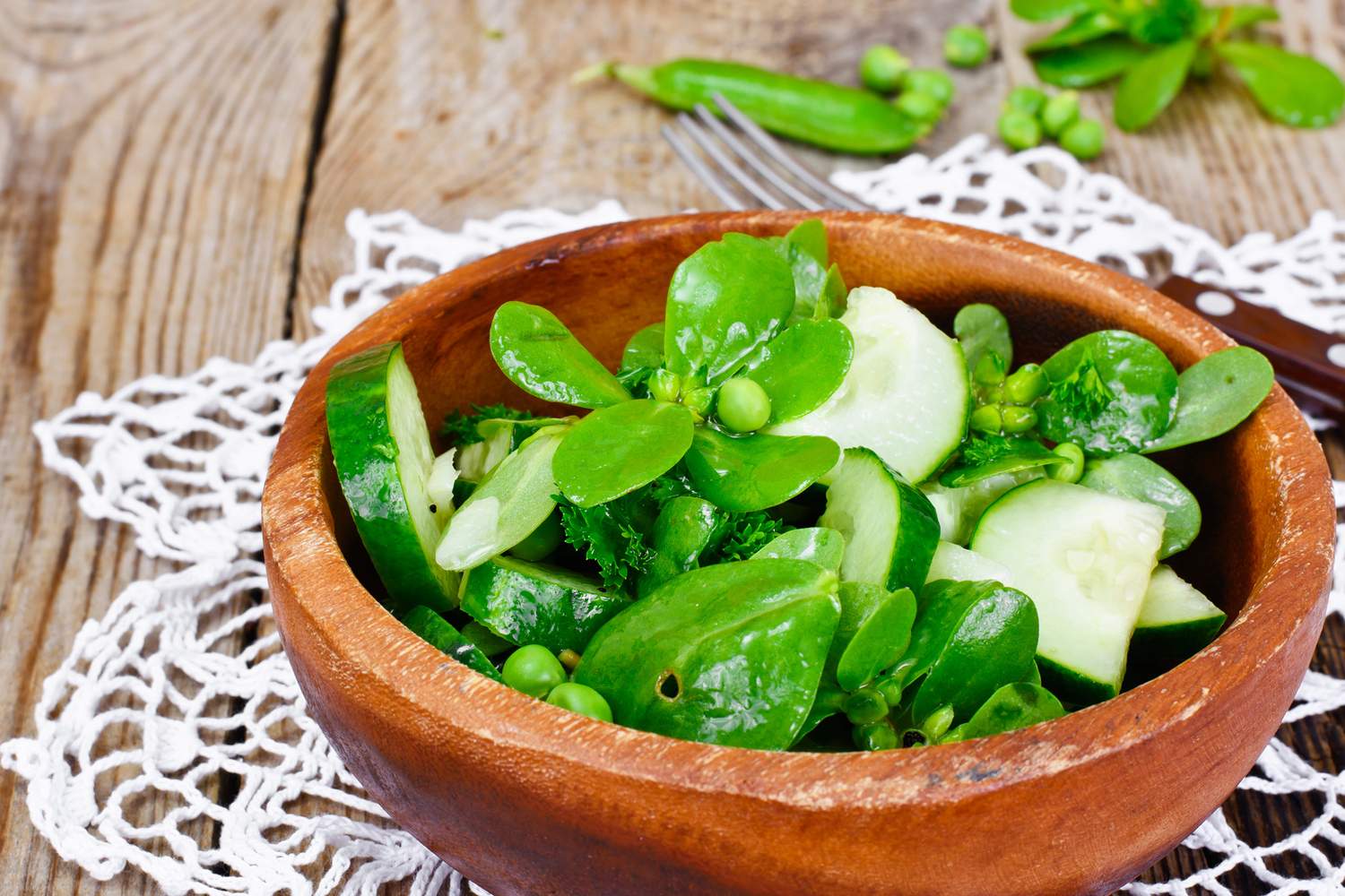 Portulak Salat mit Gurken und Erbsen Bild