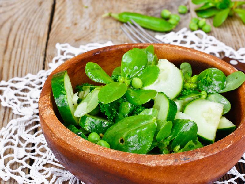 Portulak Salat mit Gurken und Erbsen
