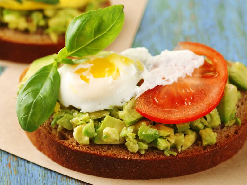 Avocadobrot mit Spiegelei