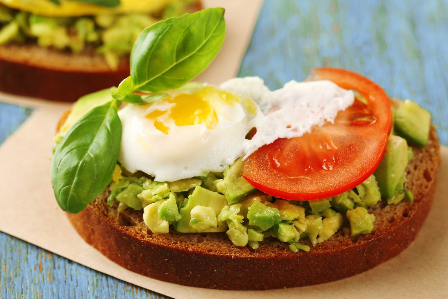 Avocadobrot mit Spiegelei Bild