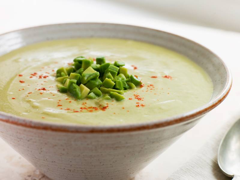 Grüne Curry-Kokos-Avocado-Suppe