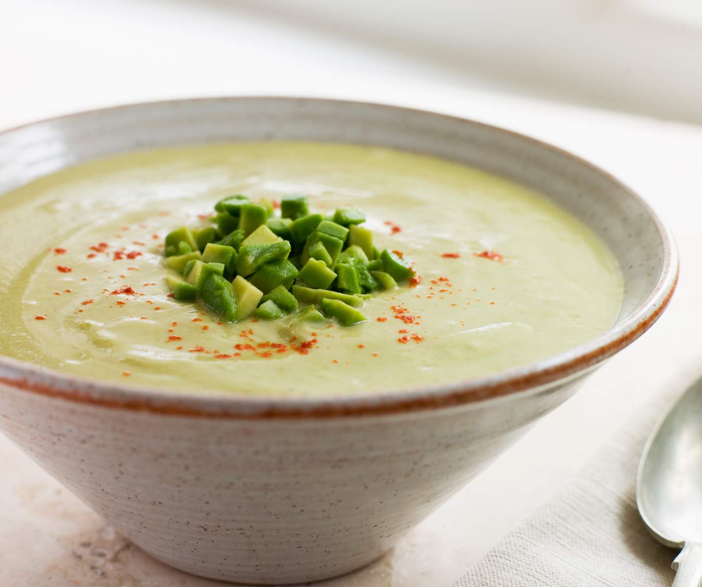 Grüne Curry-Kokos-Avocado-Suppe Bild