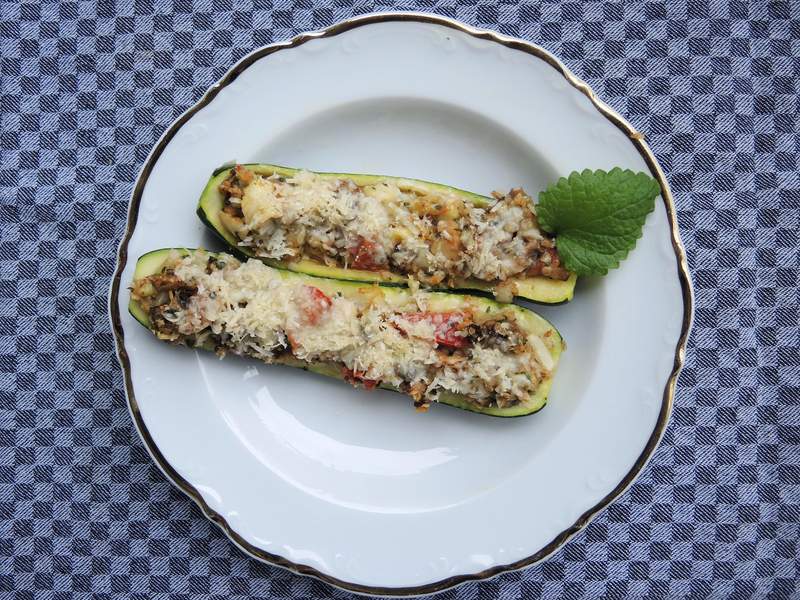 Gefüllte Zucchini mit Tomaten und Champignons