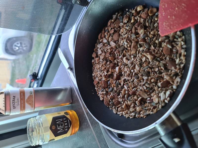 Granola mit Nüssen, Honig und Zimt