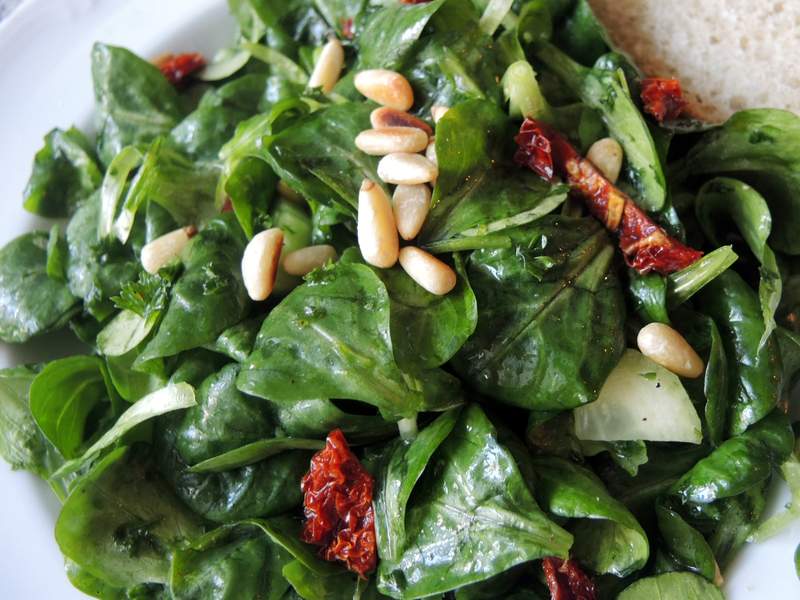 Feldsalat Rezept mit getrockneten Tomaten und Pinienkernen