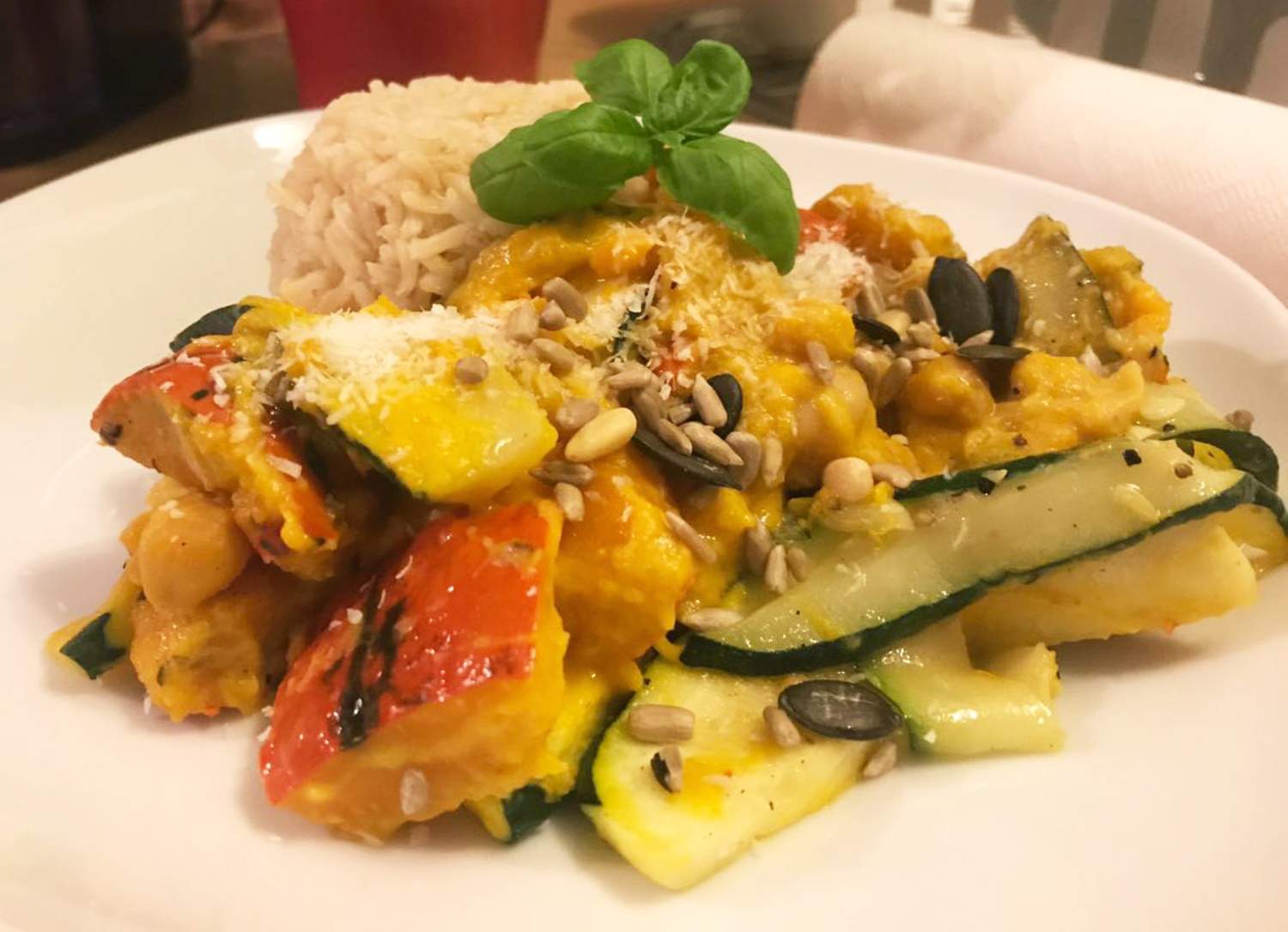 Kürbis-Curry mit Kokosmilch und Reis Bild