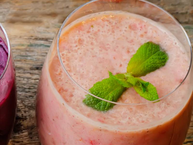Gerstengras-Erdbeer-Smoothie