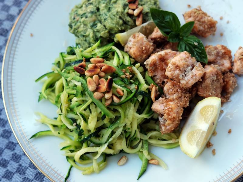 Zucchini-Spaghetti mit Sesamlachs und Avocadopesto