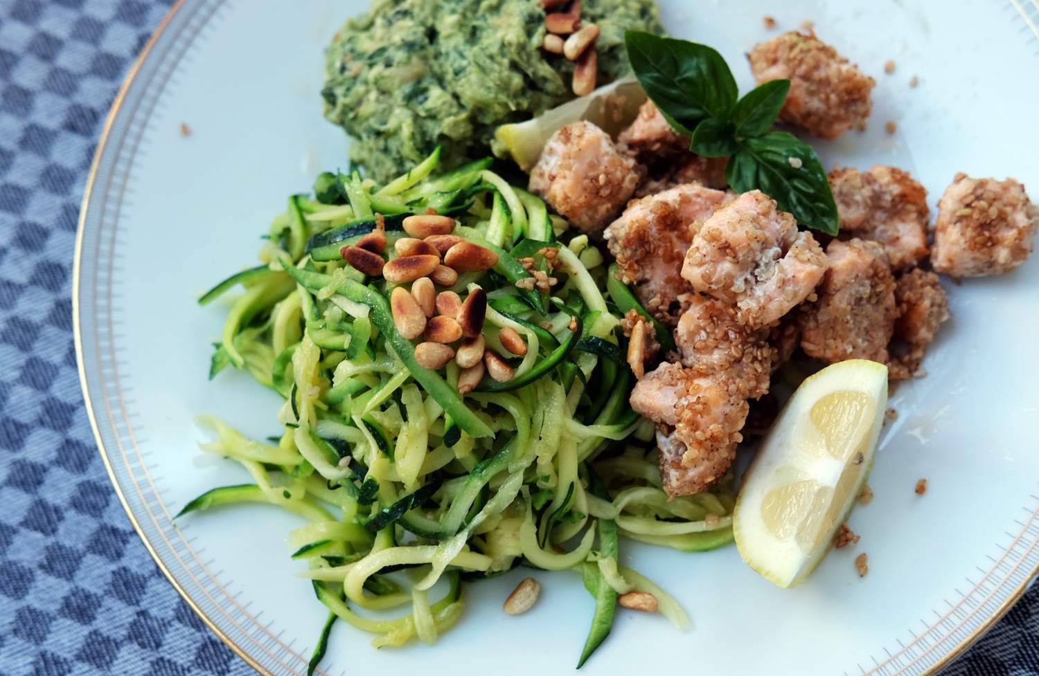 Zucchini-Spaghetti mit Sesamlachs und Avocadopesto Bild