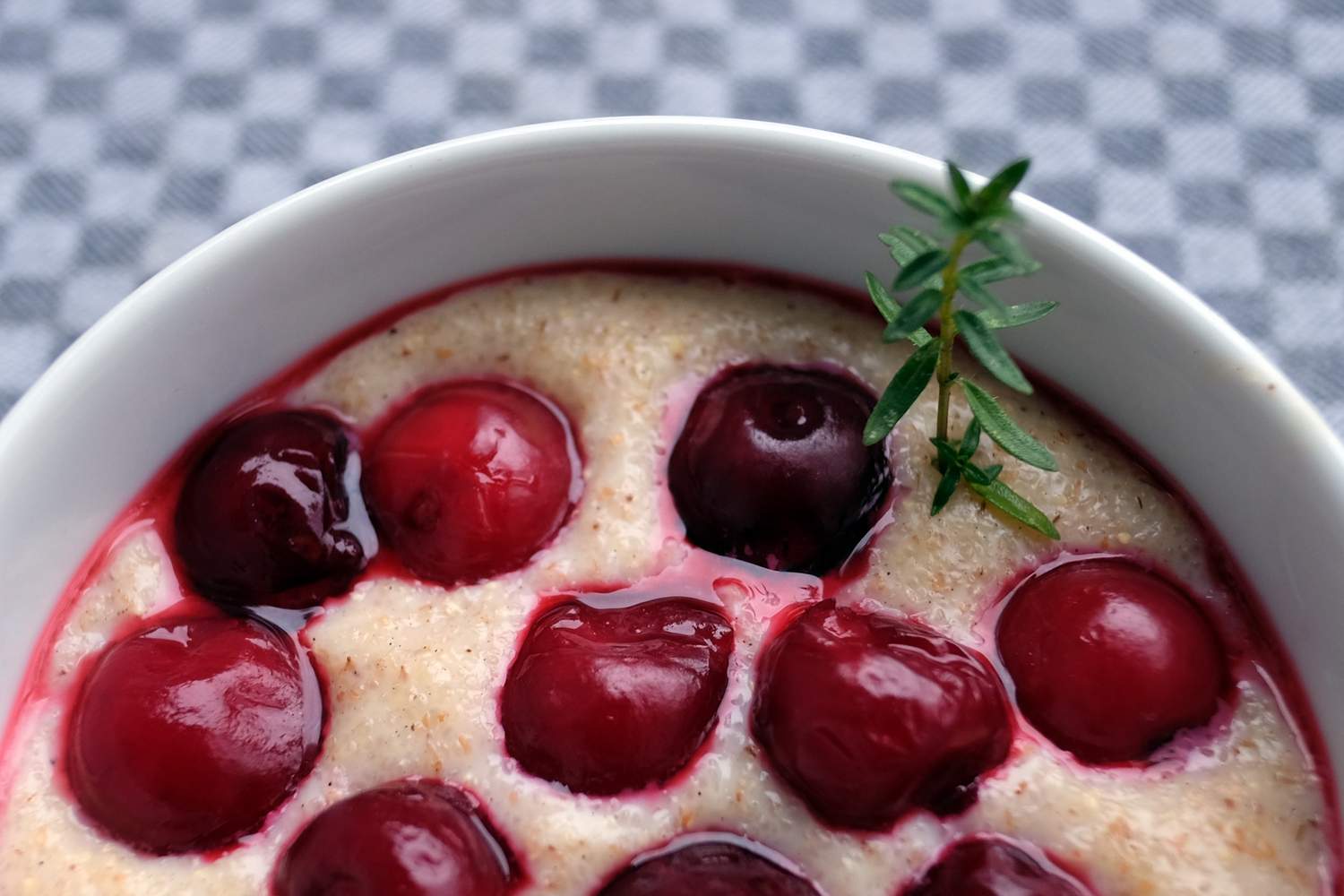 Grießbrei mit Kirschen Bild