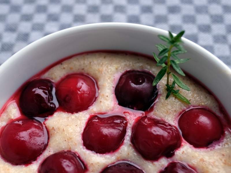 Grießbrei mit Kirschen