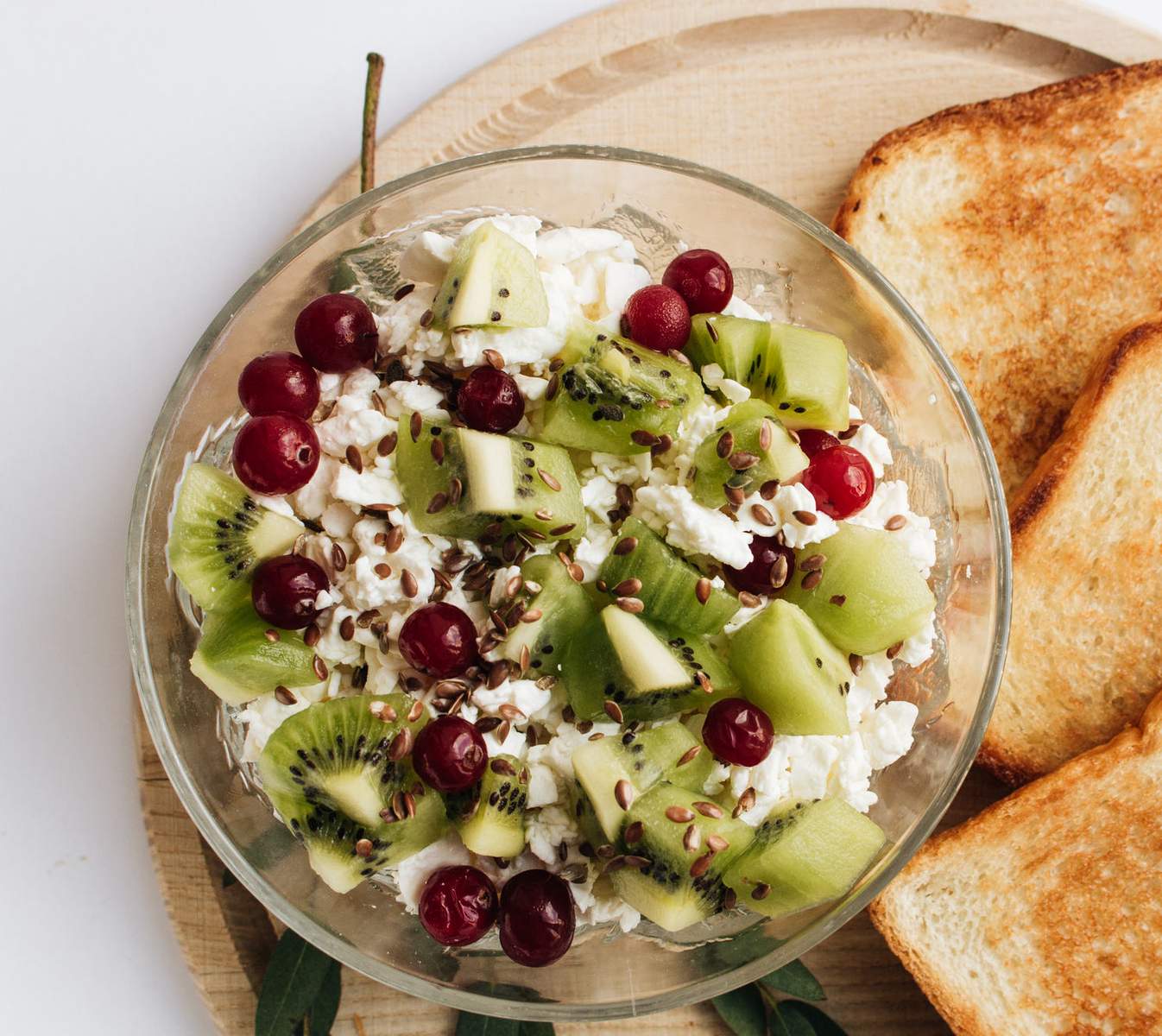 Eiweißreiche Hüttenkäse Obst Bowl Bild