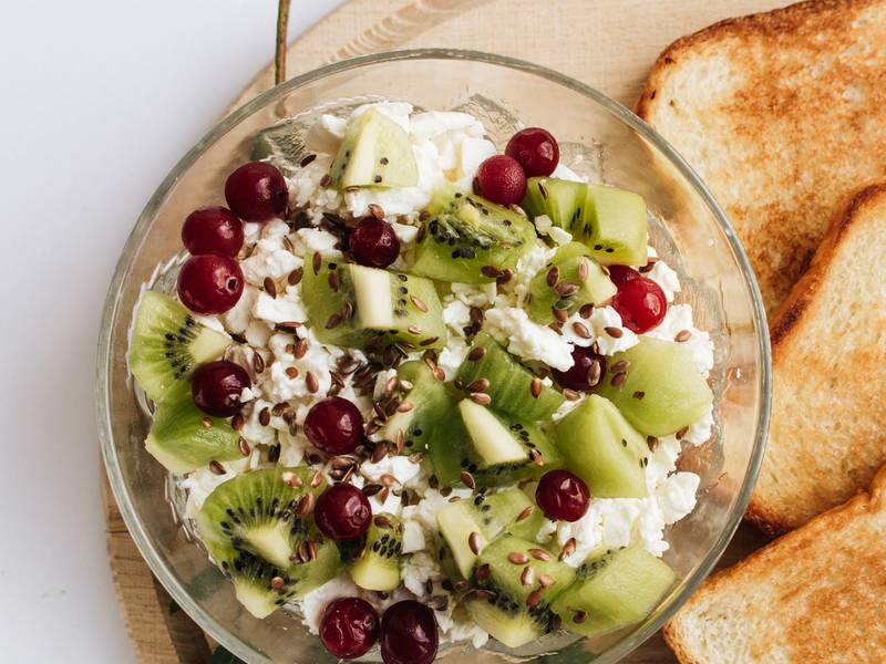 Eiweißreiche Hüttenkäse Obst Bowl