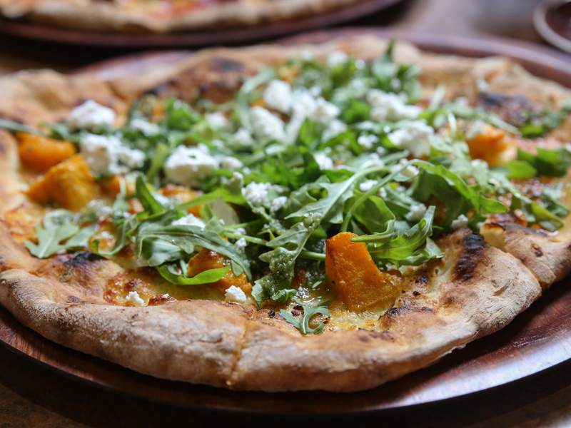 Glutenfreie Pizza mit Kürbis, Feta und Rucola