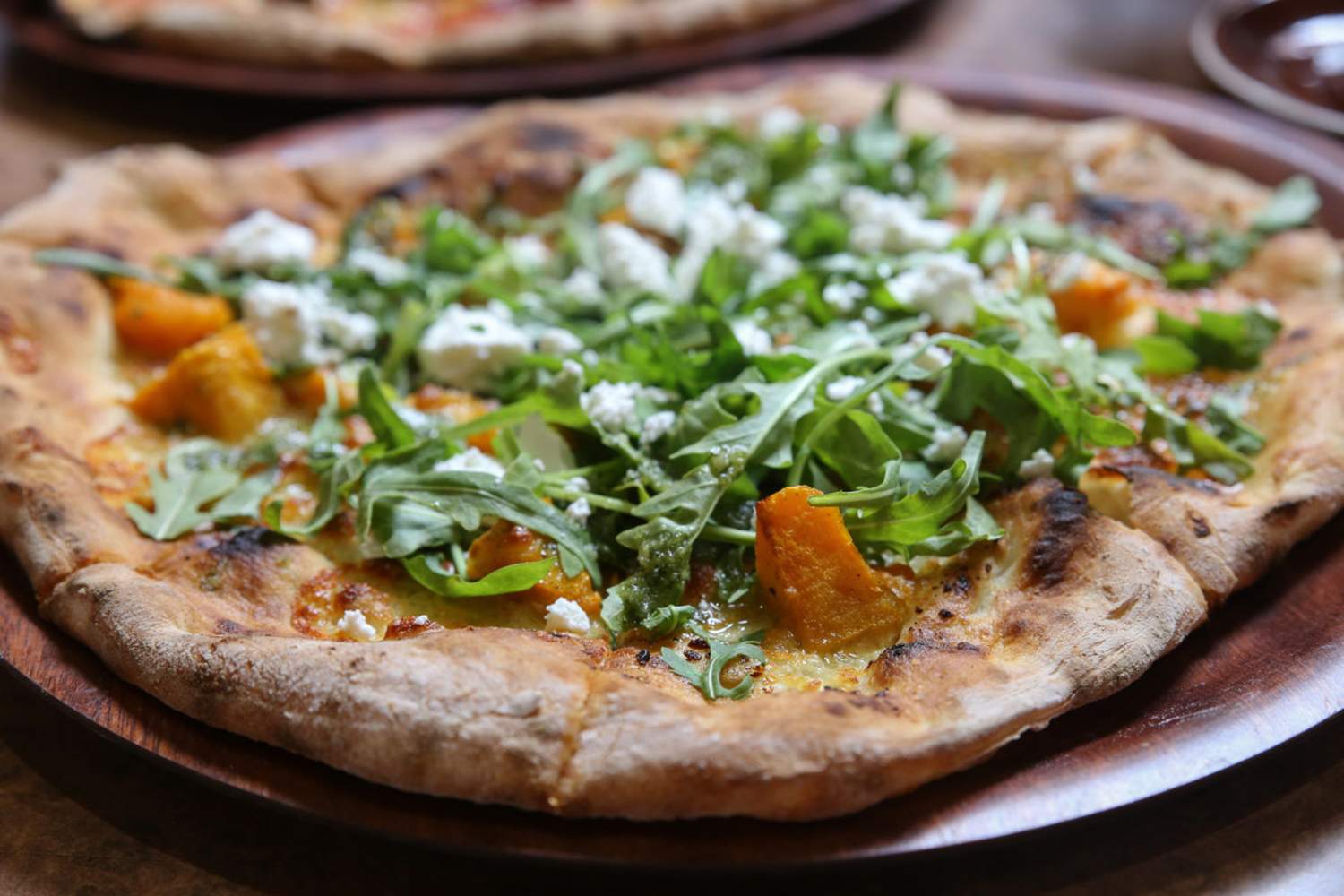 Glutenfreie Pizza mit Kürbis, Feta und Rucola Bild