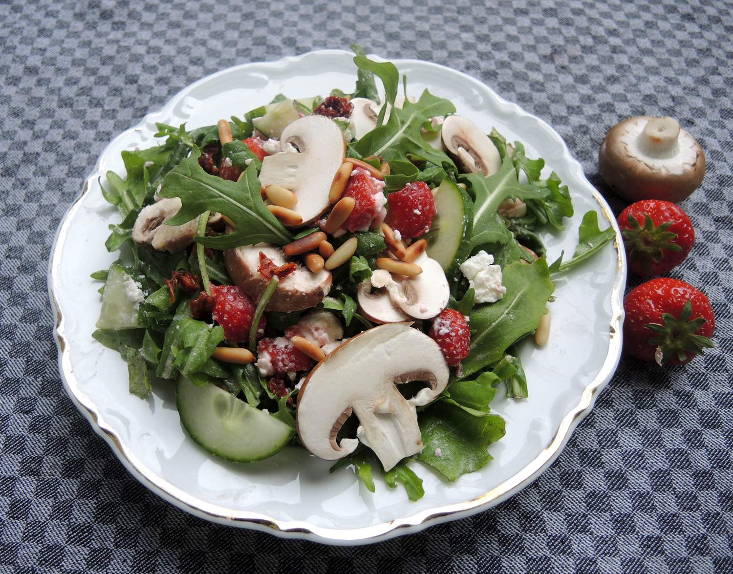 Rucola Salat mit Erdbeeren und Schafskäse Bild