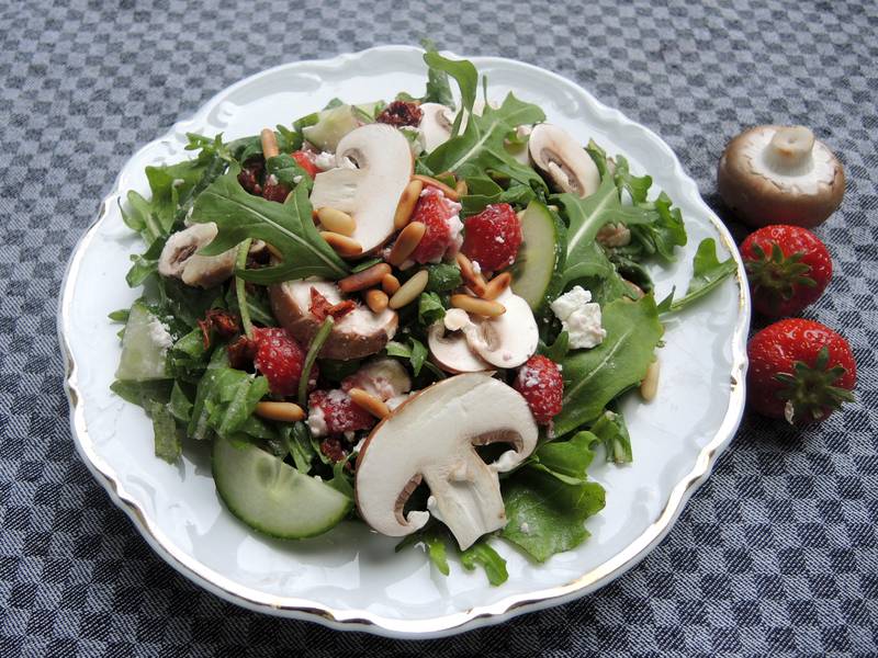 Rucola Salat mit Erdbeeren und Schafskäse