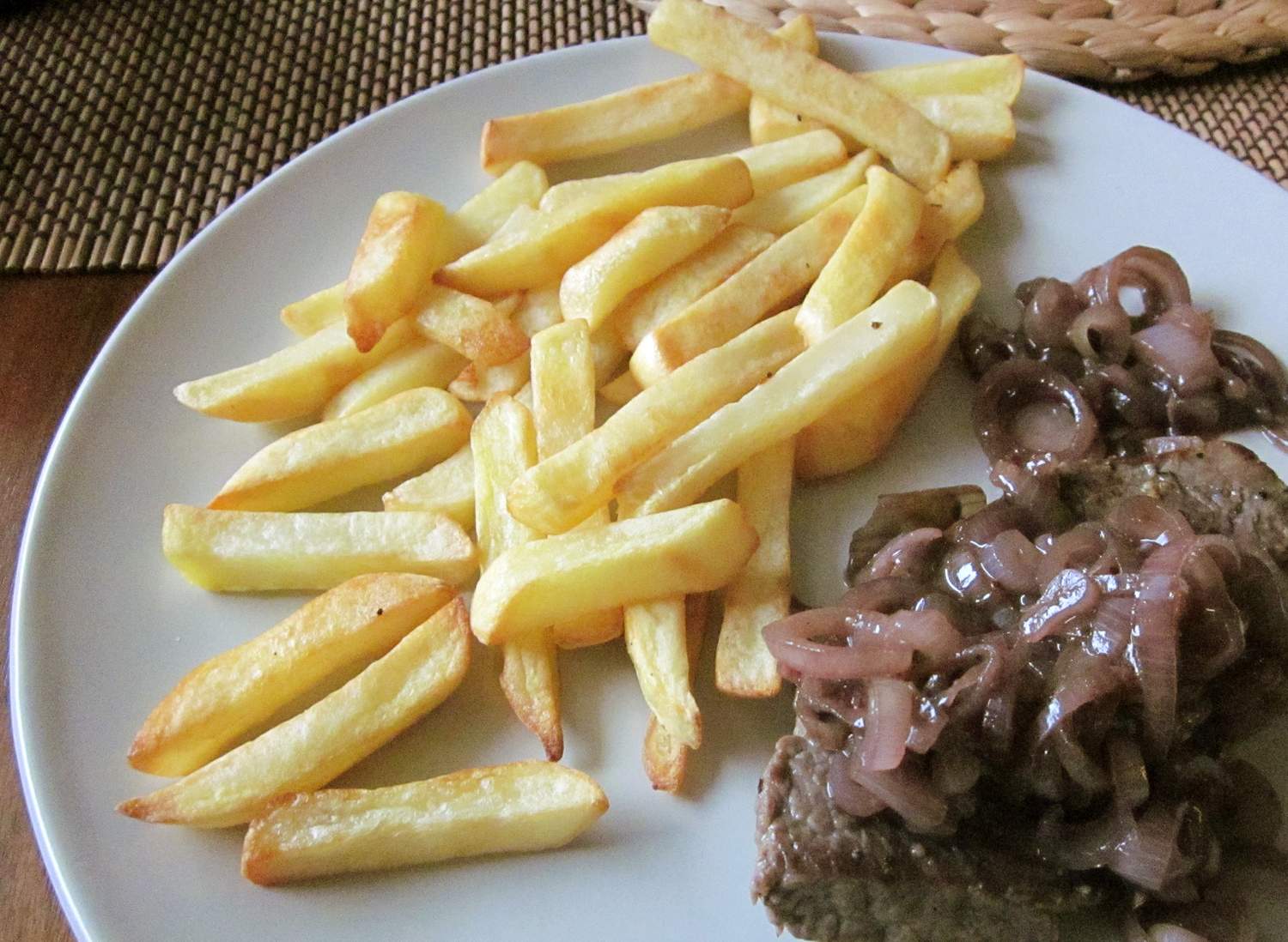 Steak mit Rotweinschalotten und Pommes Bild