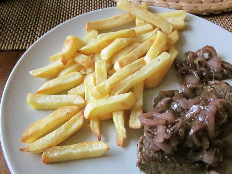 Steak mit Rotweinschalotten und Pommes